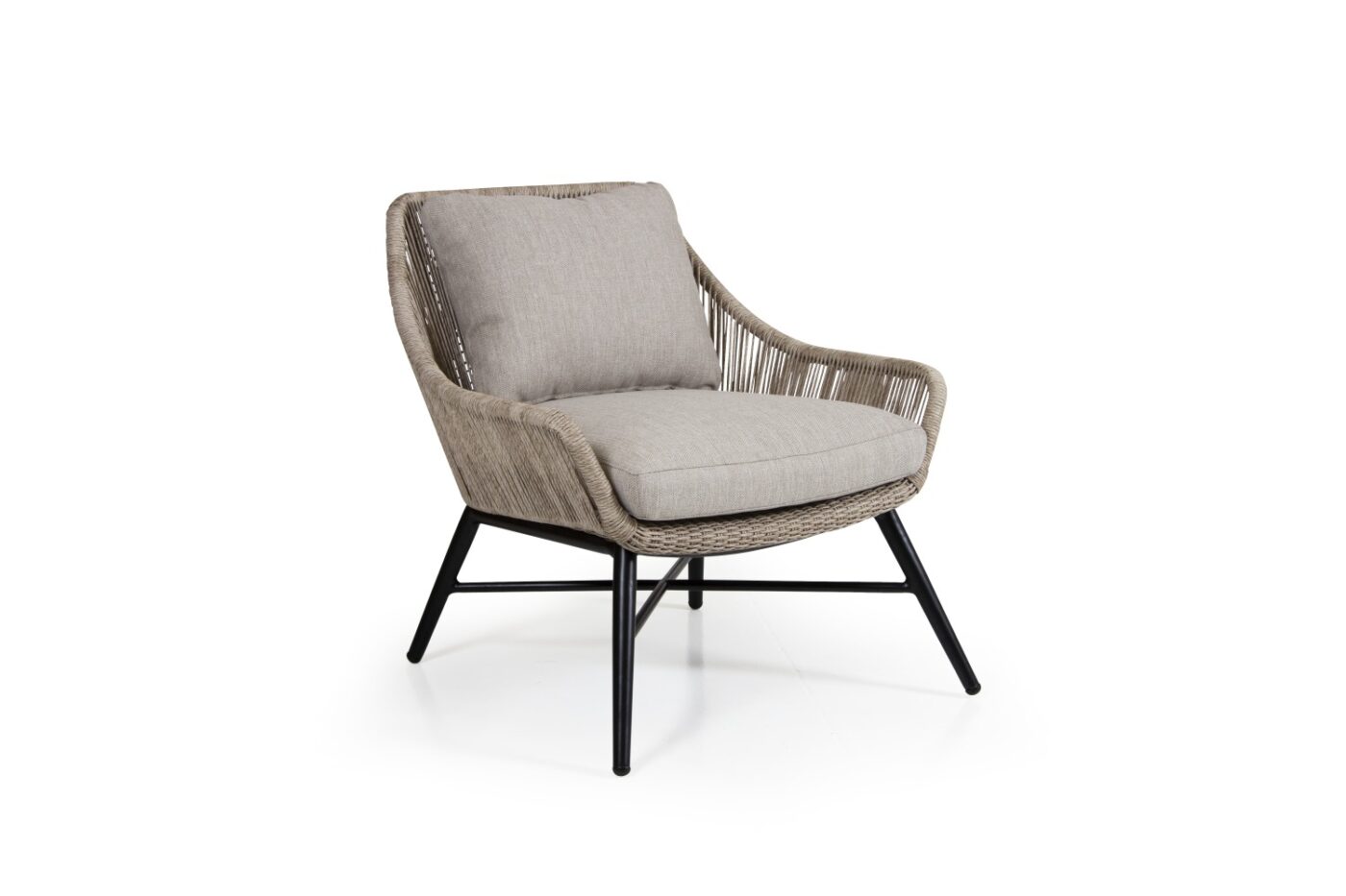 Brafab Pembroke Fåtölj beige i twistad konstrotting och beige dynor i olefintyg.