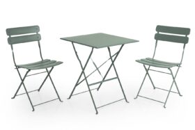 Esino cafeset grön, två stolar och ett bord.