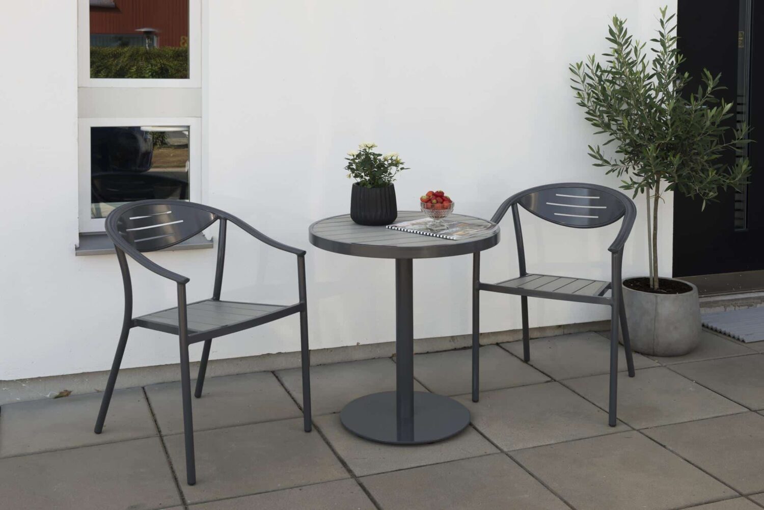 Hillerstorp Åminne Cafégrupp, ett runt bord och två stolar i grå aluminium och skiva/sits i grå Gaumo.