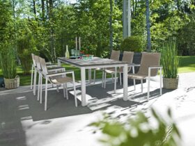 Hillerstorp Arlöv Matgrupp 6 stolar. Gruppen består av ett vitt bord 90X200 cm med grå Gaumoskiva och sex stapelstolar med vit textilen.