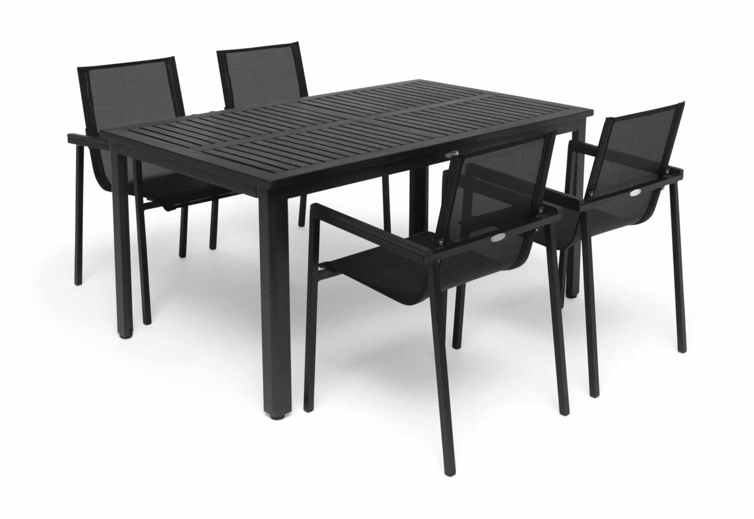 Hillerstorp Arlöv Stapelstol. Stolen är gjord av svart aluminium och svart textilene med svart Gaumo på armstöden.