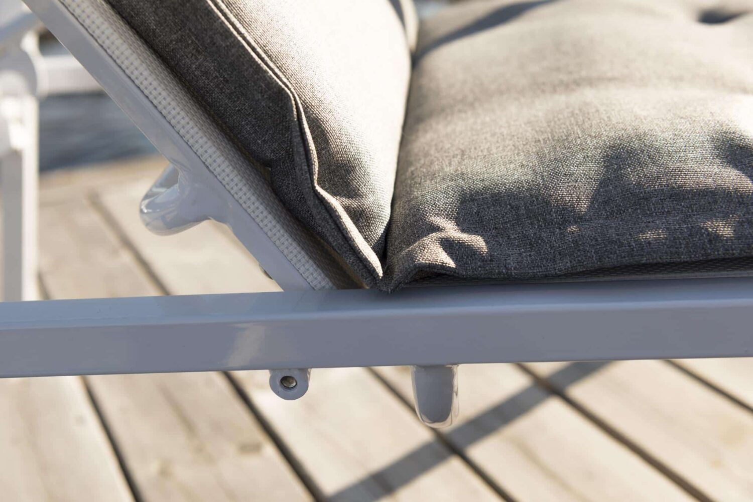 Hillerstorp Arlöv ställbar solsäng i vit aluminium och textilene med grå Gaumo på armstöden.