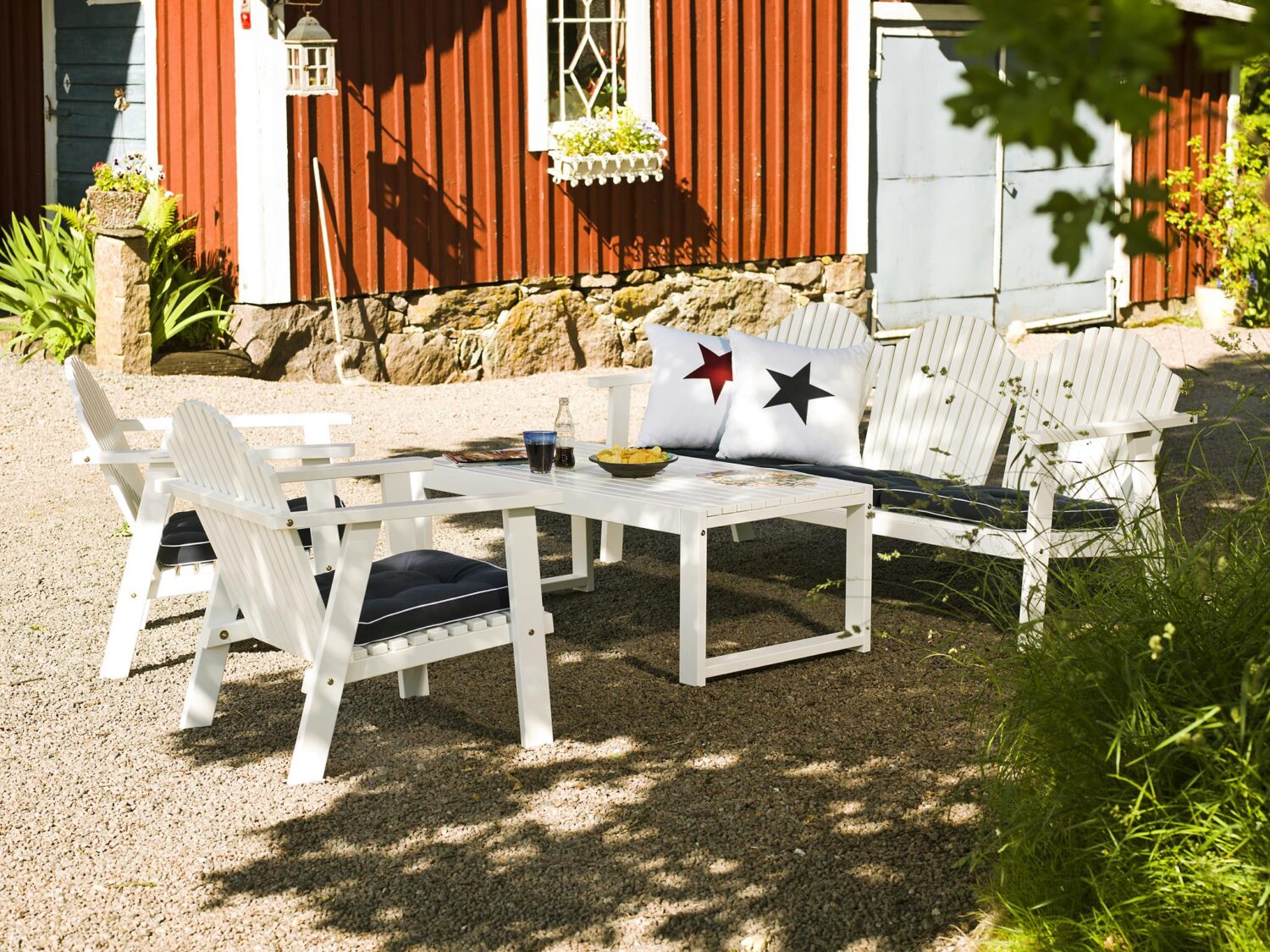 Hillerstorp Bullerö Loungegrupp i vitlaserad kärnfuru består av en 3-sits soffa, två fåtöljer och loungebord.