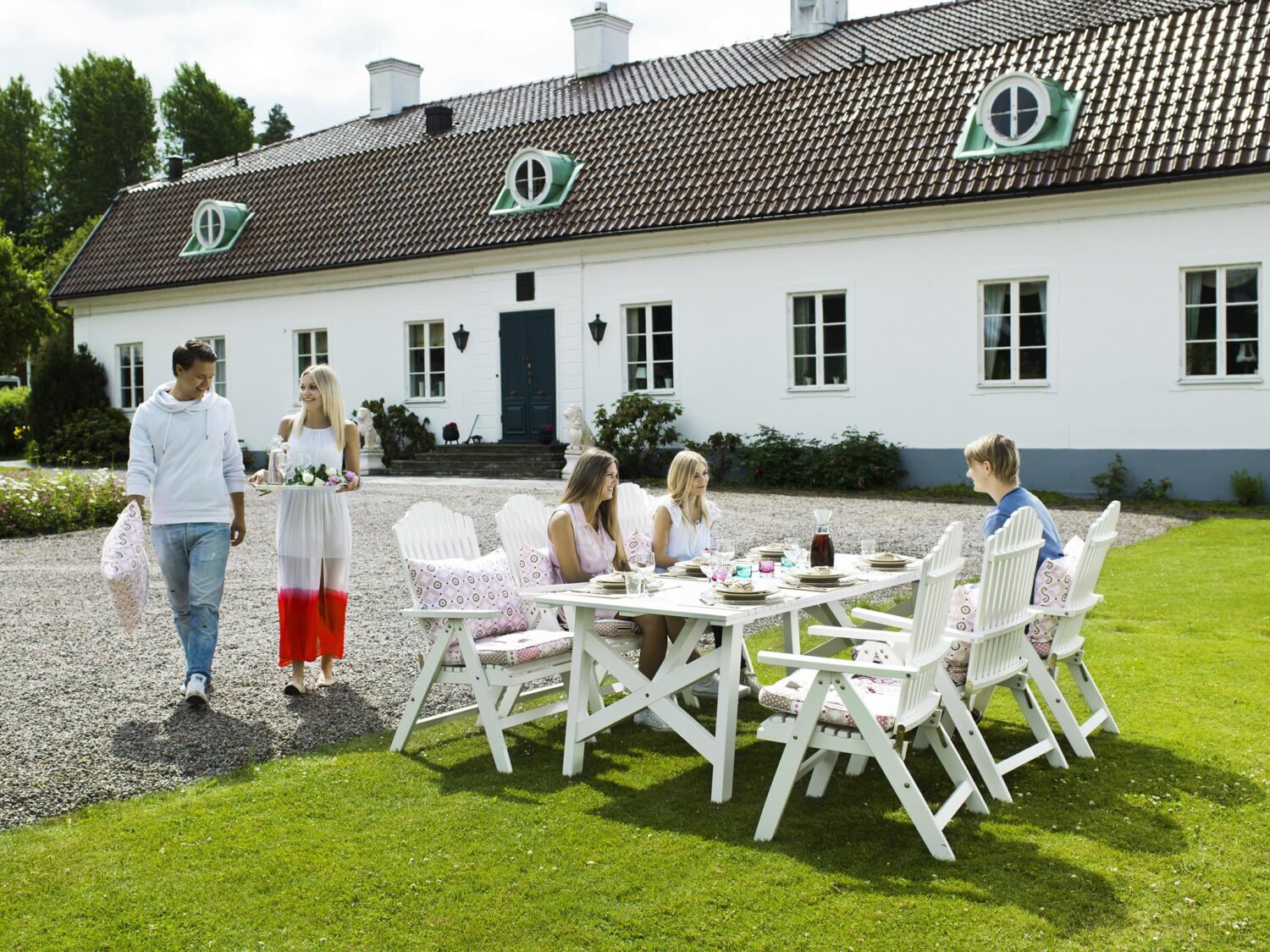 Hillerstorp Bullerö Matgrupp 6 stolar i vit furu. Består av det klassiska Bullerö bordet 90x200 cm samt 6 positionsfåtöljer.