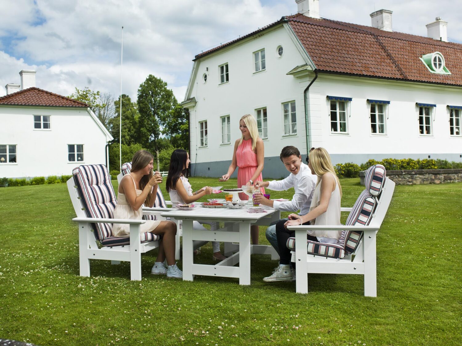 Hillerstorp Herrgård Loungegrupp består av en 3-sits soffa, två fåtöljer och ett loungebord i vitlaserad furu.