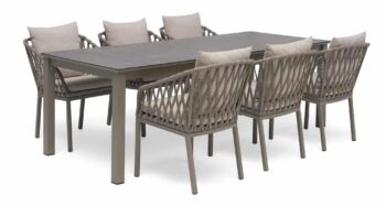 Hillerstorp Jet Set Matgrupp 6 stolar beige, ett bord 90X220 cm tillverkat av beigefärgad aluminium och grå keramisk glasskiva samt 6 beige matstolar inklusive dynor.