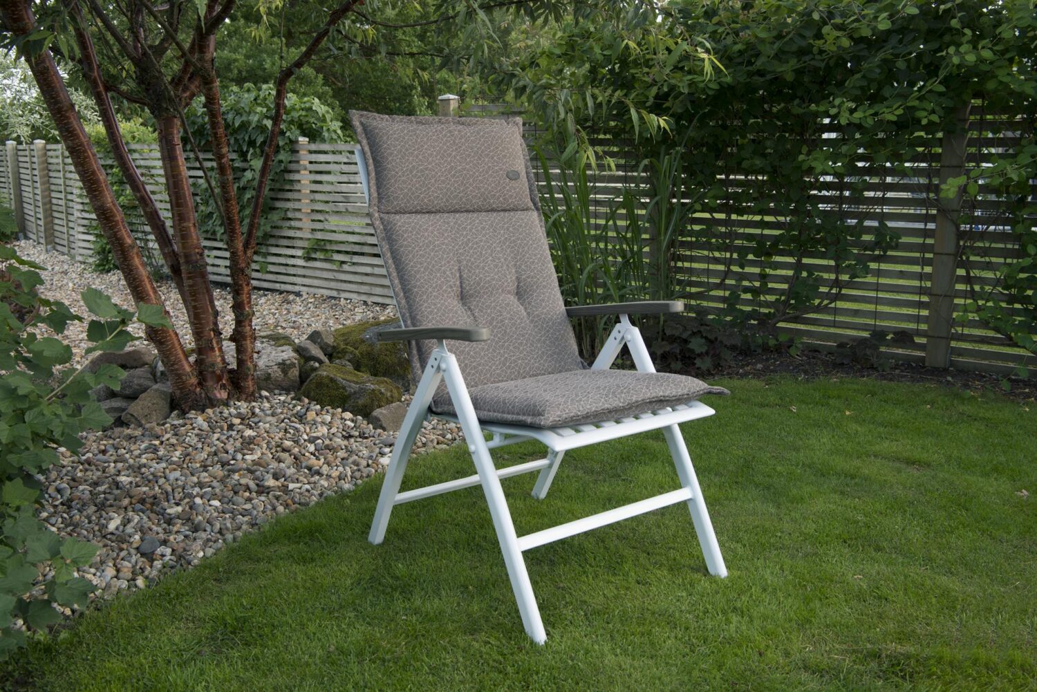 Hillerstorp Lidnäs Positionsstol, hopfällbar och ställbar i vitlackad aluminium med armstöd i grå Gaumo.