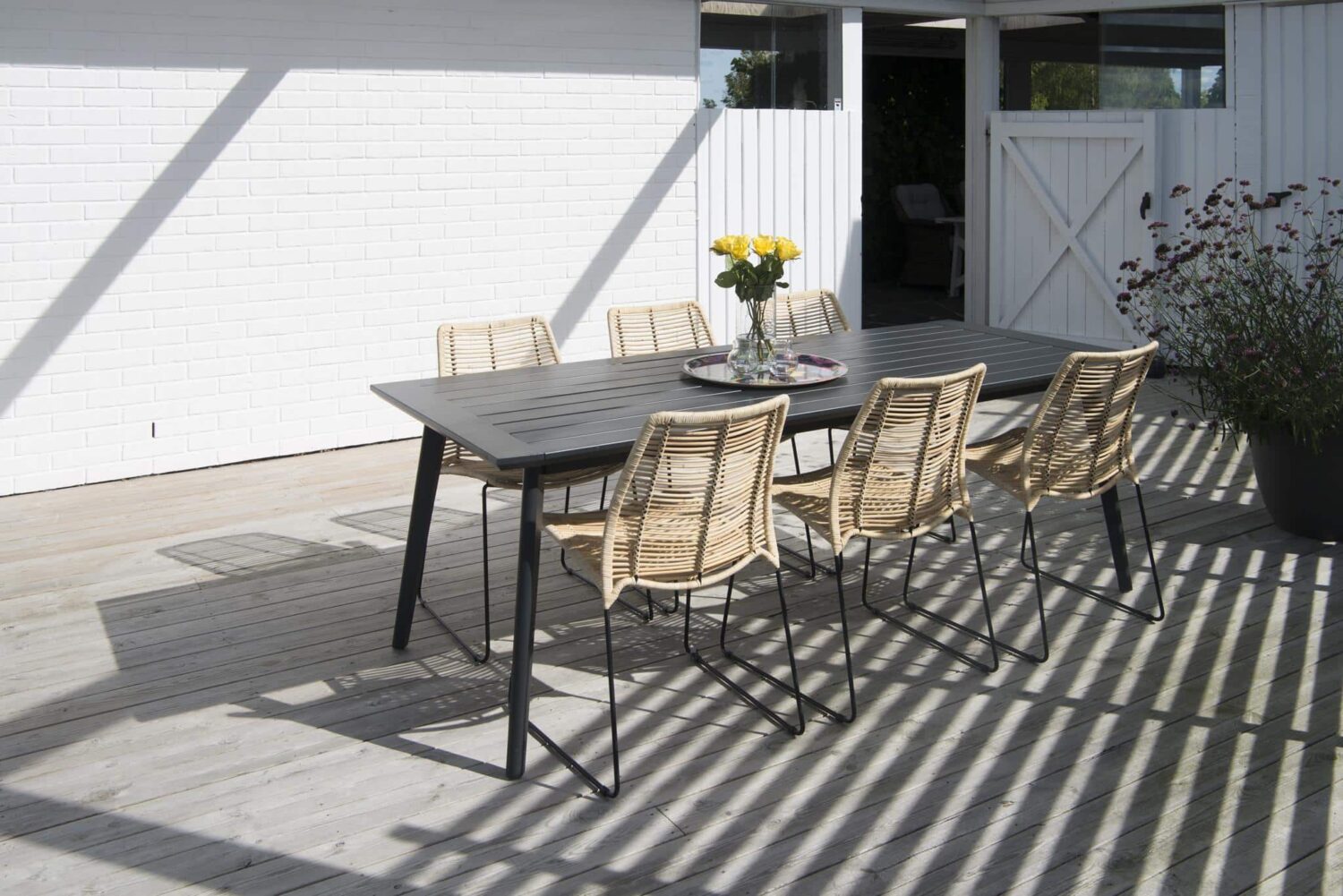 Hillerstorp Liljearp/Stoltö Matgrupp 6 stolar består av ett orkangrått furubord och sex stapelstolar i naturfärgad naturrotting och svart stål.