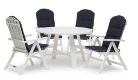 Hillerstorp Läckö Matgrupp 4 stolar vit består av ett runt bord Ø120 cm och fyra positionsstolar tillverkade av vitlaserad furu.