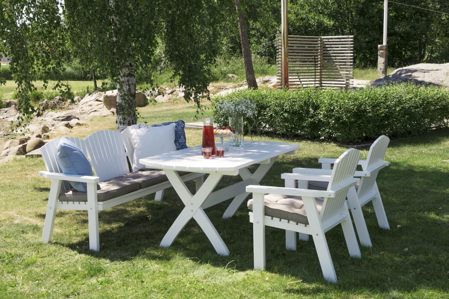 Hillerstorp Solvik matgrupp består av ett bord 80X140 cm, en tresitssoffa och två fåtöljer tillverkat av vitlaserad furu.