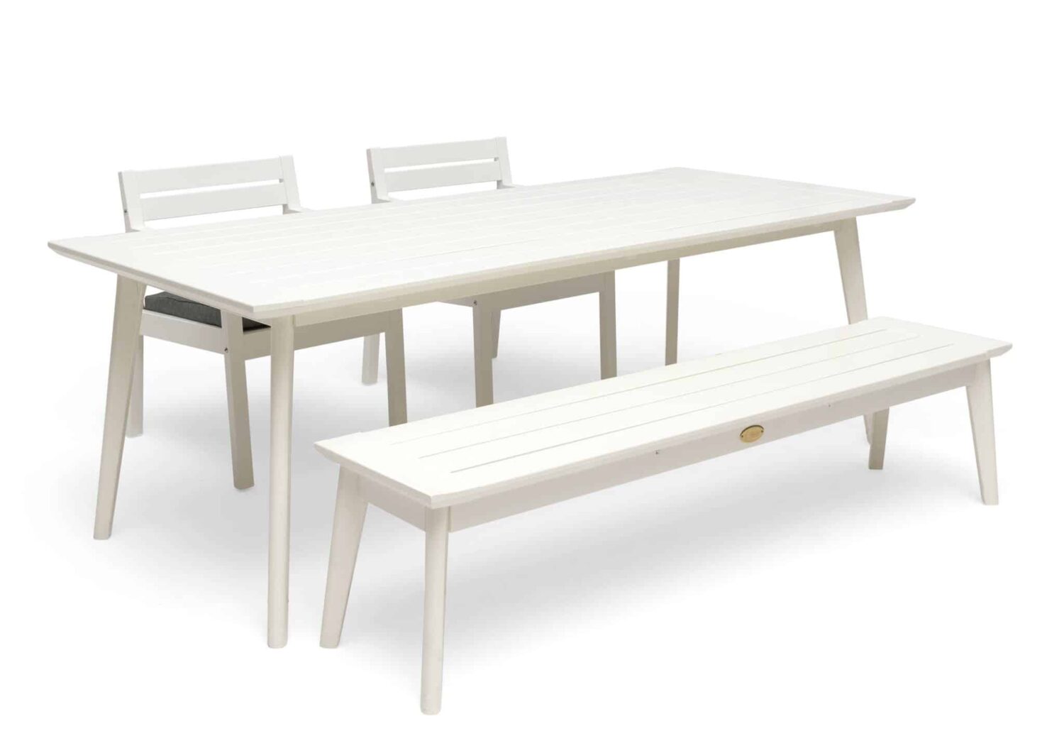 Matgrupp med vitlaserat matbord 90X220 cm, två matstolar med grå melange dynor och en bänk.