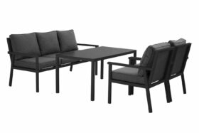 Brafab Rana Soffgrupp Hög svart, loungegrupp i svart aluminium och onyxfärgade dynor i olefintyg. 3-sitssoffa, två fåtöljer och loungebord med svart glasskiva.