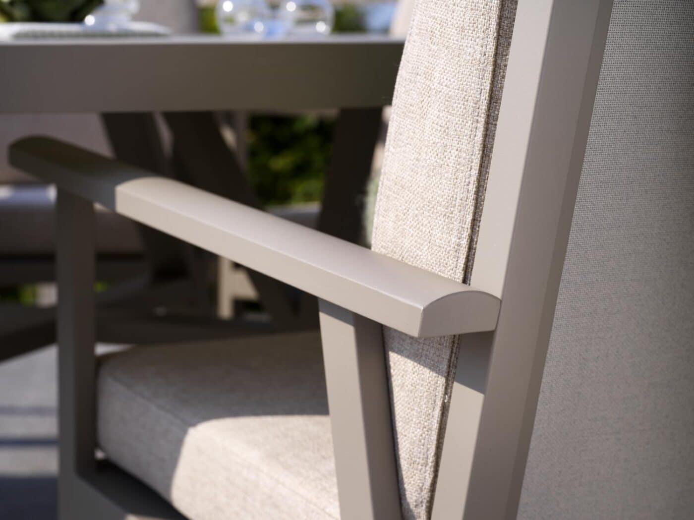 78128-samvaro_dining_detail_4-screen_78128-1