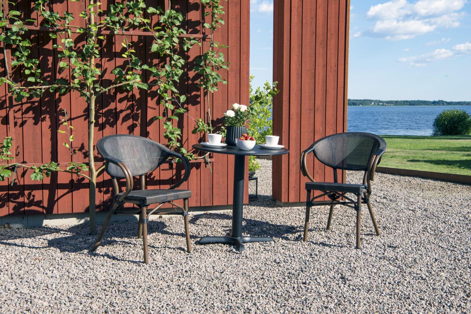 Hillerstorp Äppelhed Cafégrupp bruna stolar och svart runt bord.