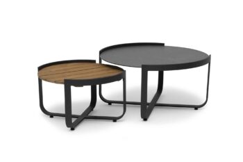 Hillerstorp Lindeby Satsbord tillverkade av mörkgrå aluminium och har bordsskivor i FSC-certifierad teak och keramiskt glas.