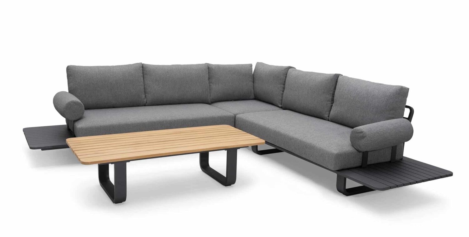 Hillerstorp Skagenäs Hörnsoffa. 5-sits loungesoffa i mörkgrå aluminium och grå dynor med avlastningsytor och teakbord.