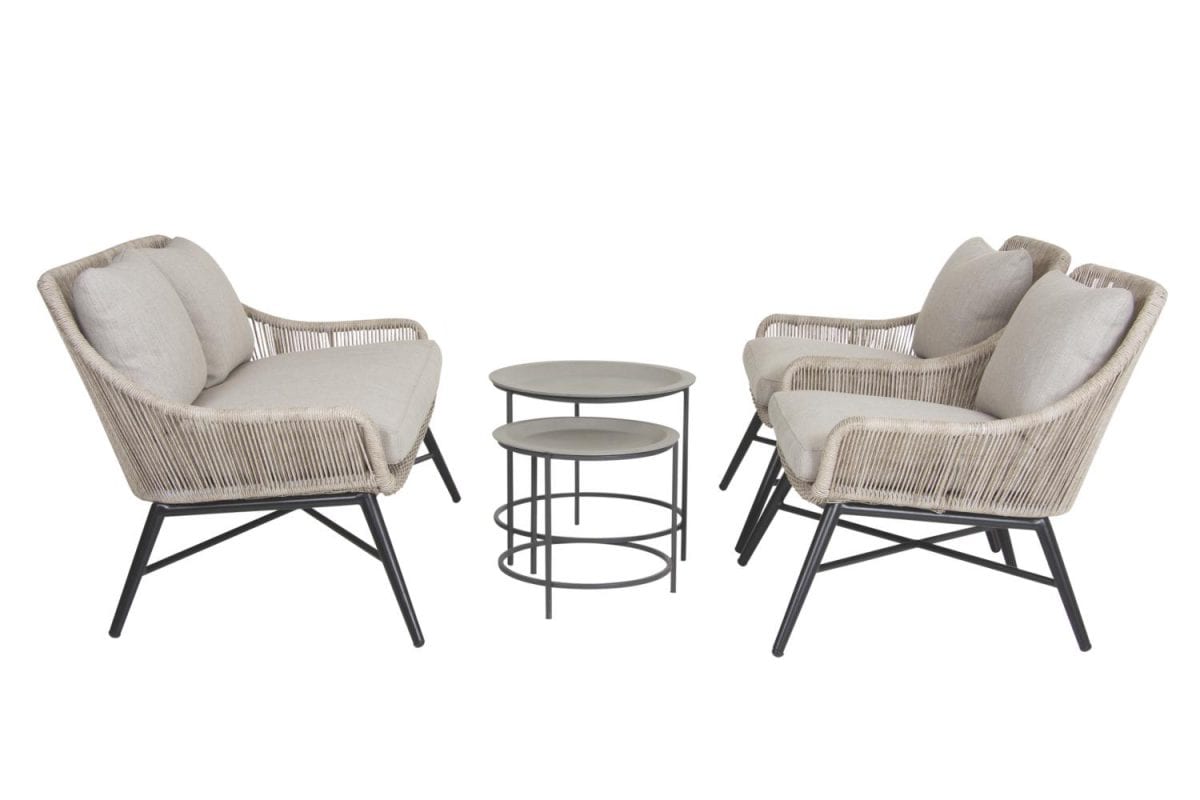 Brafab Pembroke soffgrupp i twistad beige konstrotting och beige dynor.