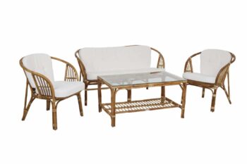 Brafab Astrakan Loungegrupp, soffa, två fåtöljer och bord i naturrotting med vita dynor.