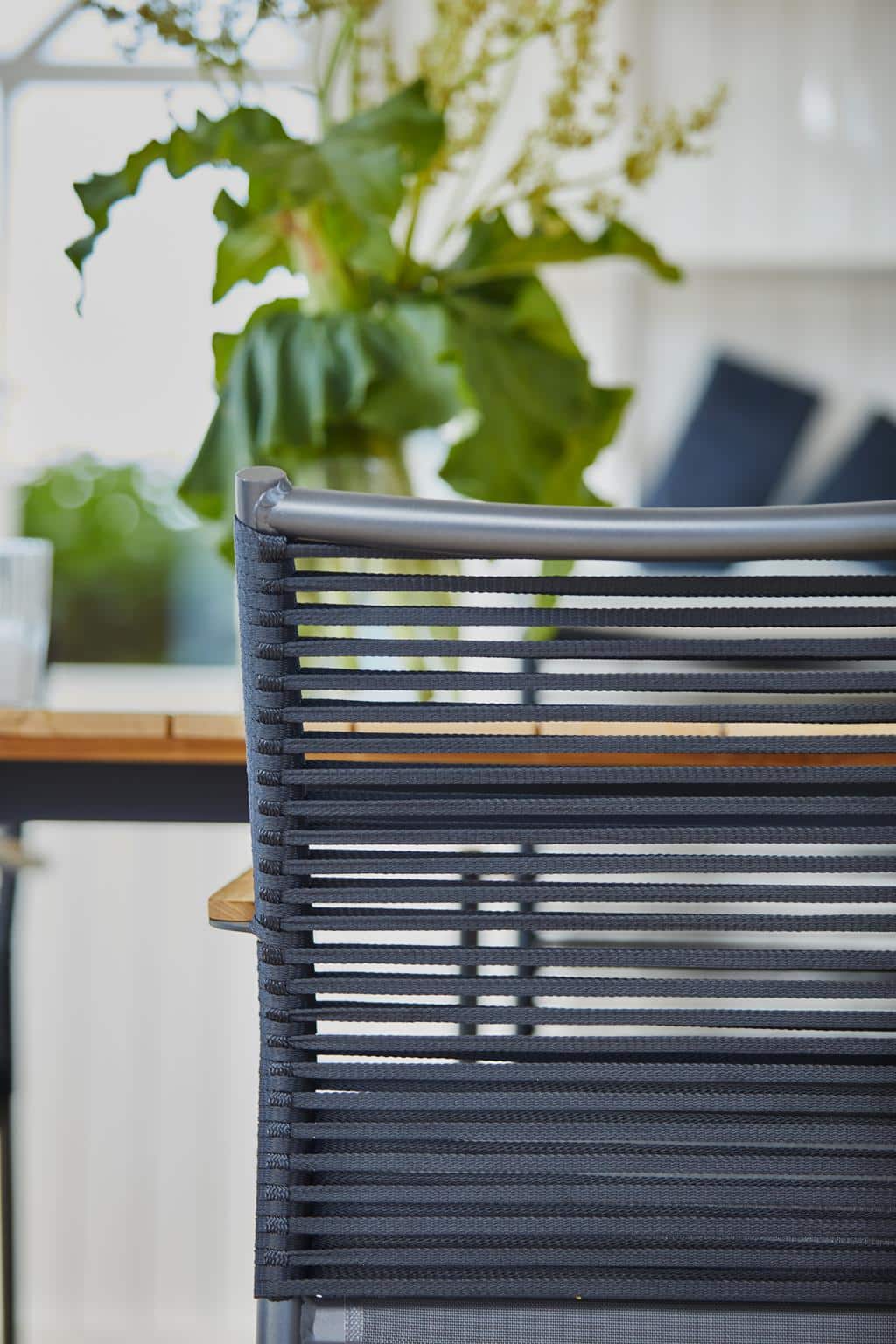 Hillerstorp Lerdala Matstol med antracitgrå aluminiumstomme, svarta rep i polyester och armstöd i teak samt grå sittdyna.