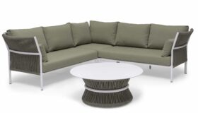 Hillerstorp Ramsjö Loungegrupp vit/grön i vit aluminium, grönt akrylrep och gröna dynor, med loungebord.