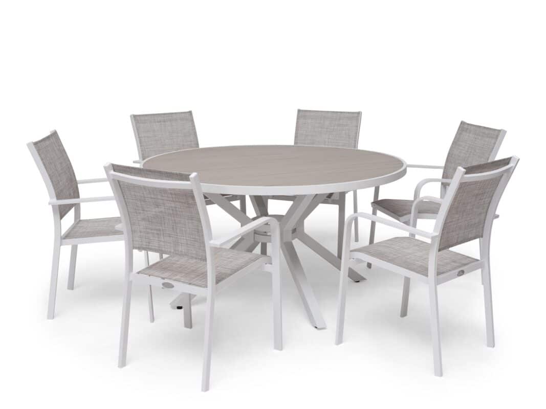 Hillerstorp Hånger matgrupp runt 6 stolar, vitt bord med ljusgrå skiva i Gaumo samt 6 stapelstolar.