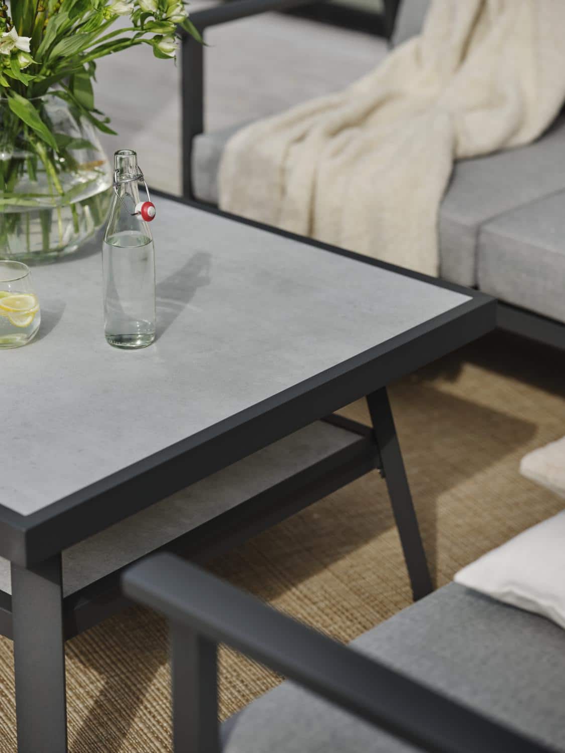 Brafab Samvaro Loungebord grå i antracitgrå aluminium och bordsskiva i grått glas.