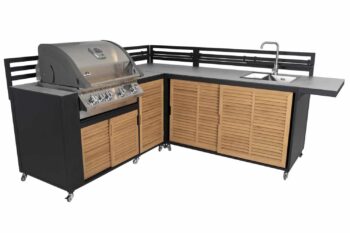 Brafab Fornax Utekök svart med luckor i teak. Grilldel och del med vask och kran samt hylla mindre monterad på kortsidan.