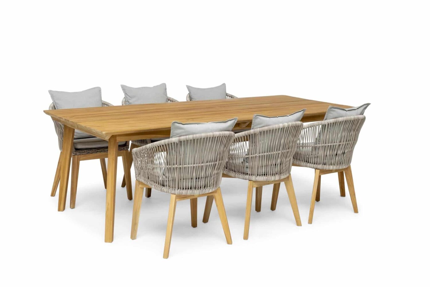 Hillerstorp Himmelsnäs Matgrupp består av ett teakbord och sex beige matstolar tillverkade av konstrottingband och teak. Beige sits- och ryggdynor i olefin.