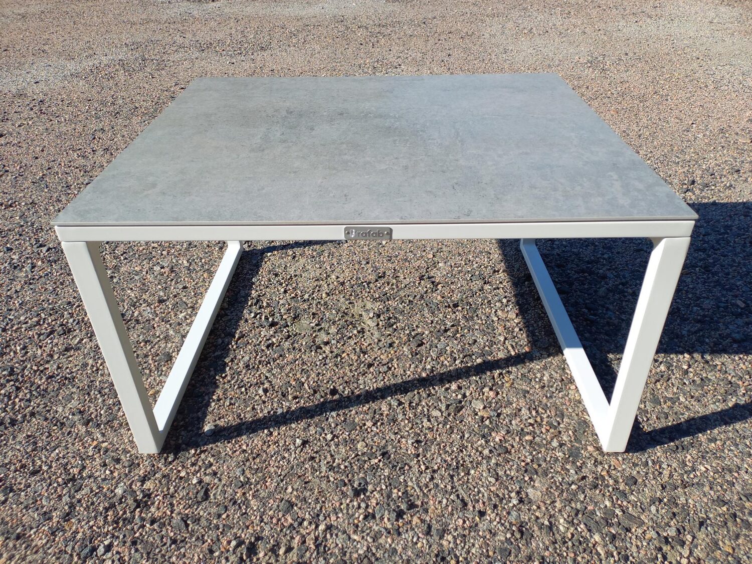 Brafab Talance Satsbord 71×59 cm i vit aluminium och Dekton skiva i grå betonglook.