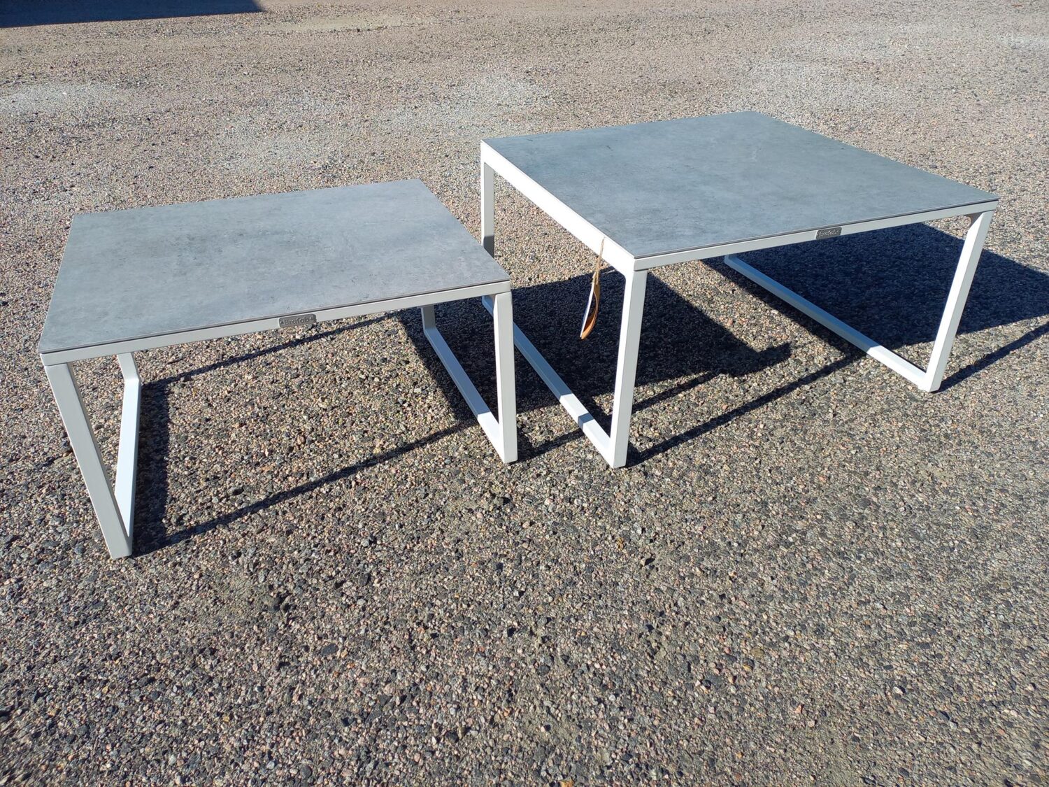 Brafab Talance Satsbord 71x59 cm och 79×79 cm i vit aluminium och Dekton skiva i grå betonglook.
