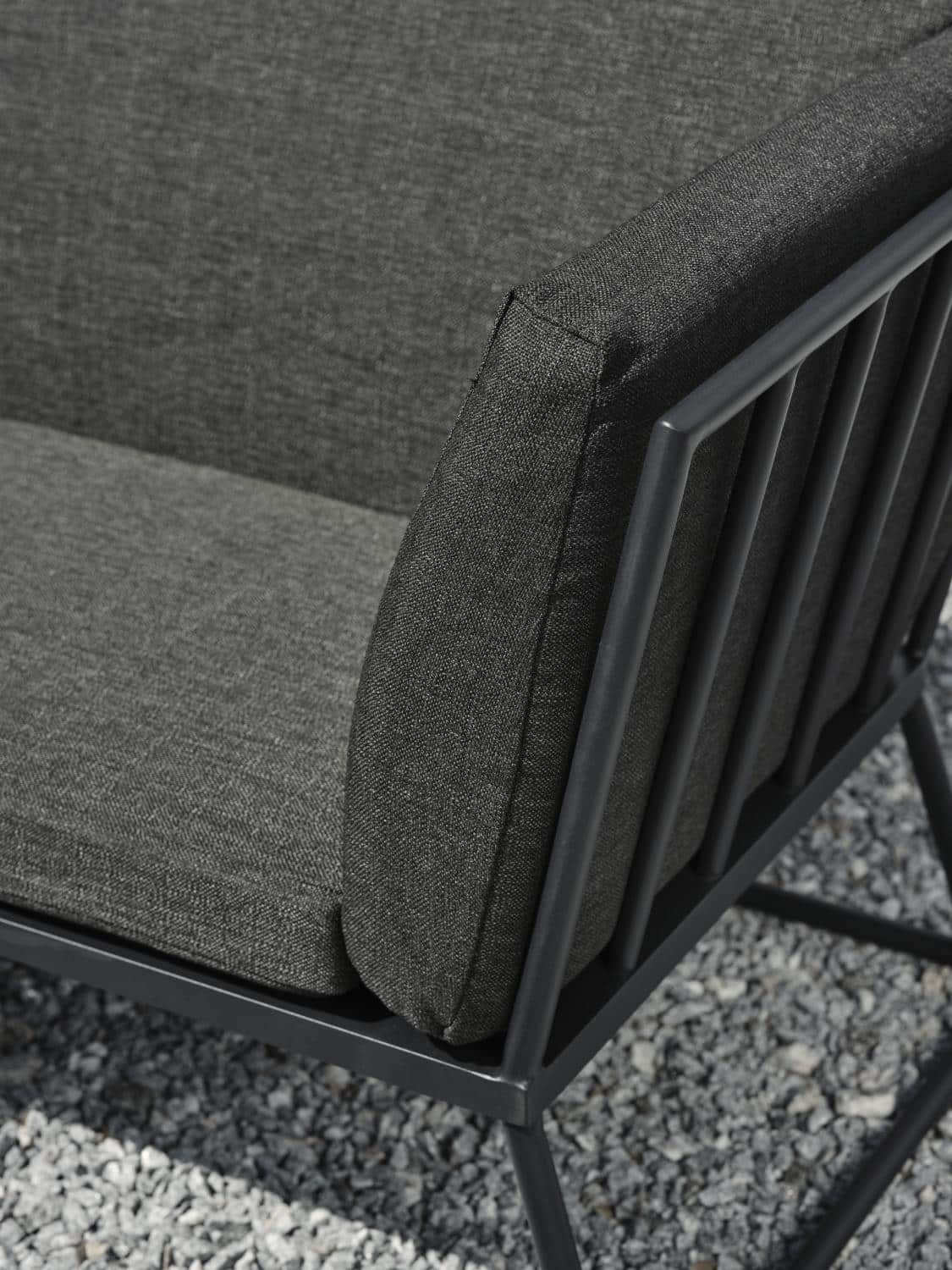 Brafab Vence soffa antracit i svart aluminium, grå textilene och dynor med antracitgrå nästan svart olefintyg.