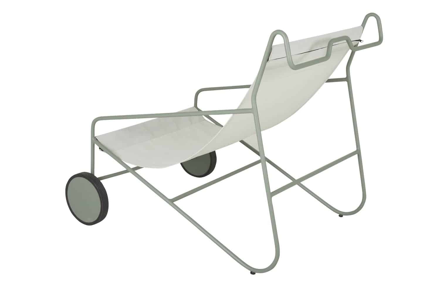 Brafab Poul Chair grön loungefåtölj med stomme i vädertålig dammigt matt grön aluminium och sits i slitstark off white textilene.