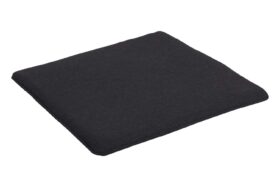 Brafab Frisk Sittdyna svart är en mjuk, bekväm och hållbar dyna i akryltyg med en korpsvart färg.