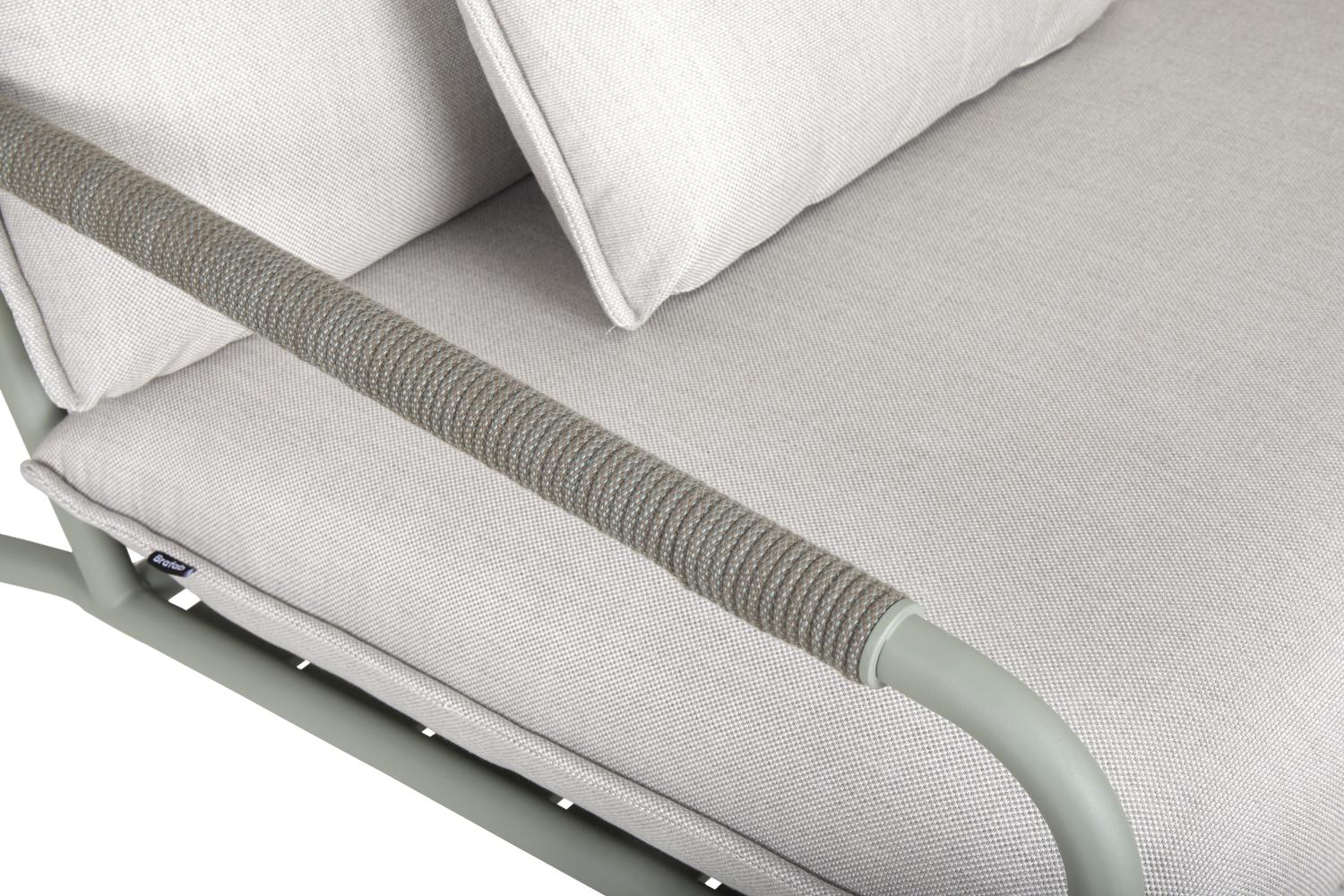 Brafab Lerberget soffa och fåtölj grön i dammigt matt grön aluminium och askfärgade dynor i akryl.
