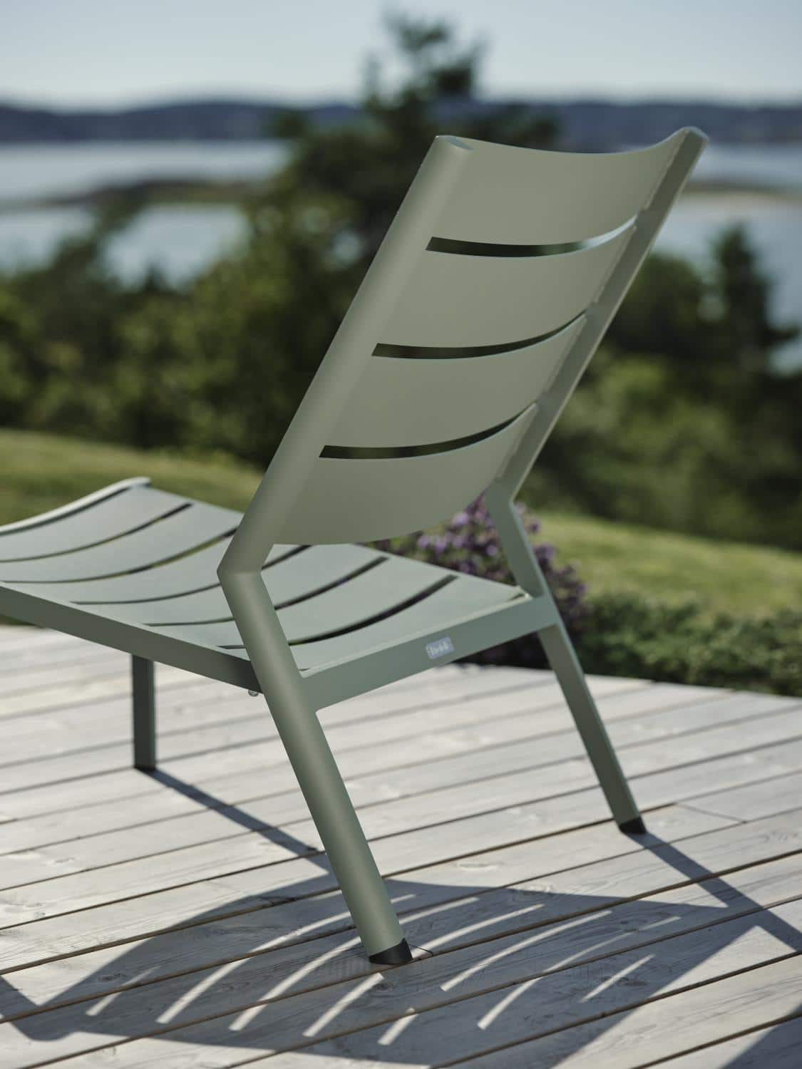 Brafab Delia Loungefåtölj grön är en stapelbar loungestol i dammigt matt grön aluminium.