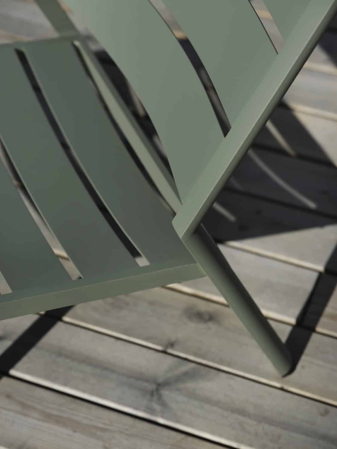 Brafab Delia Loungefåtölj grön är en stapelbar loungestol i dammigt matt grön aluminium.