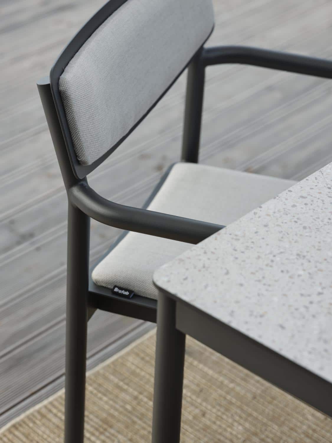 Brafab Gusty Karmstol grå i antracitgrå aluminium och sits/rygg i askfärgad akryl.