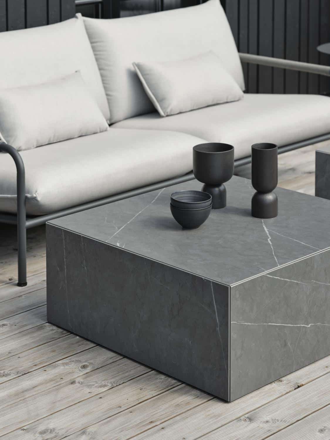 Brafab Lerberget Soffa grå är en 2,5-sitssoffa i antracitgrå aluminium och askfärgade dynor i akryl. Med Zten soffbord.