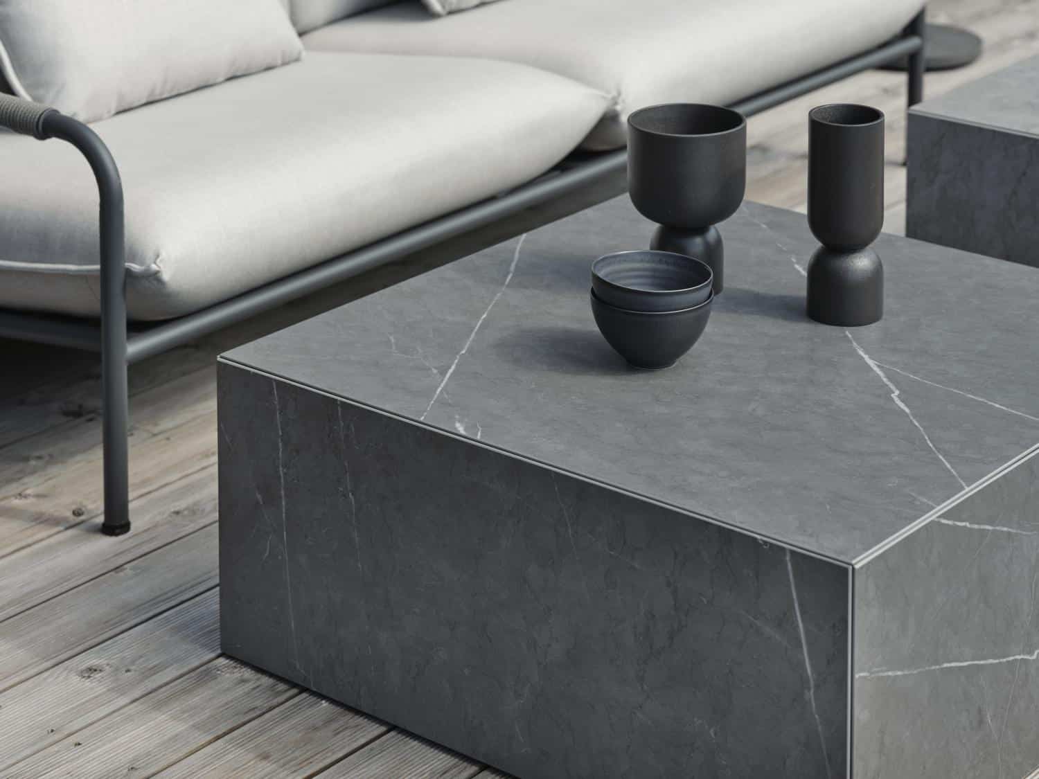 Brafab Zten Soffbord mörkgrå med storlek 80x80 cm H35 cm, bordsskiva och sidor i tålig 6 mm tjock kompositsten med mörkgrå stenlook. Stomme i aluminium och justerbara, dolda ben.