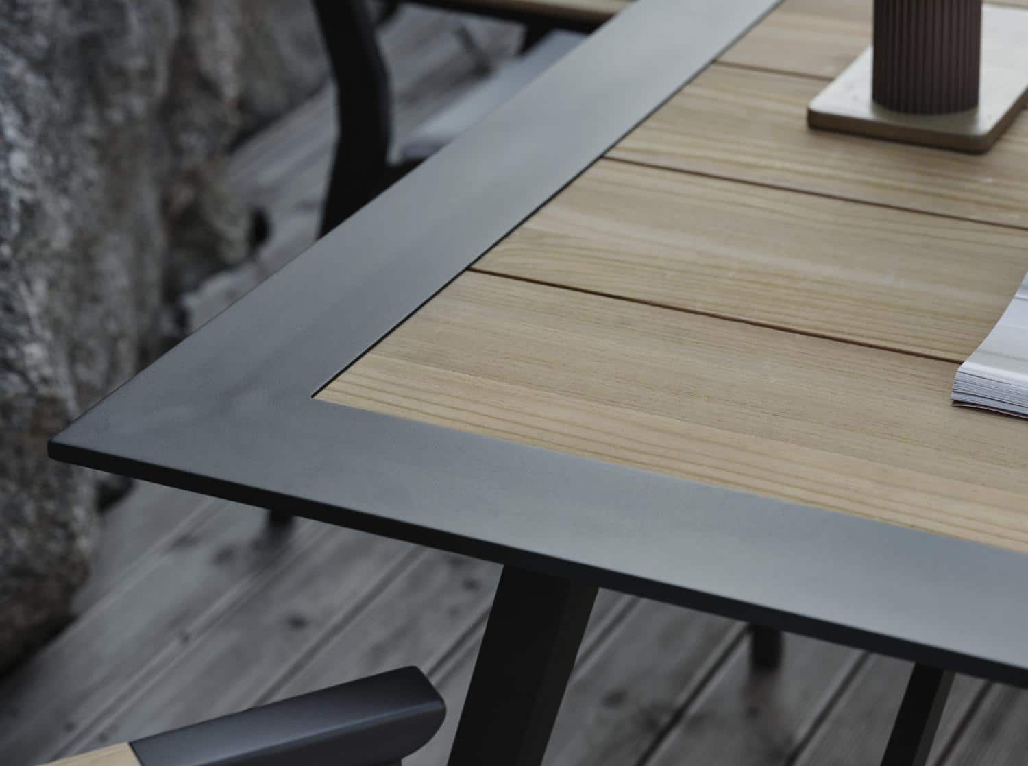 Brafab Chios Matbord är ett förstklassigt matbord med svart aluminiumram och infälld topp med tvärgående ribbor i teak.