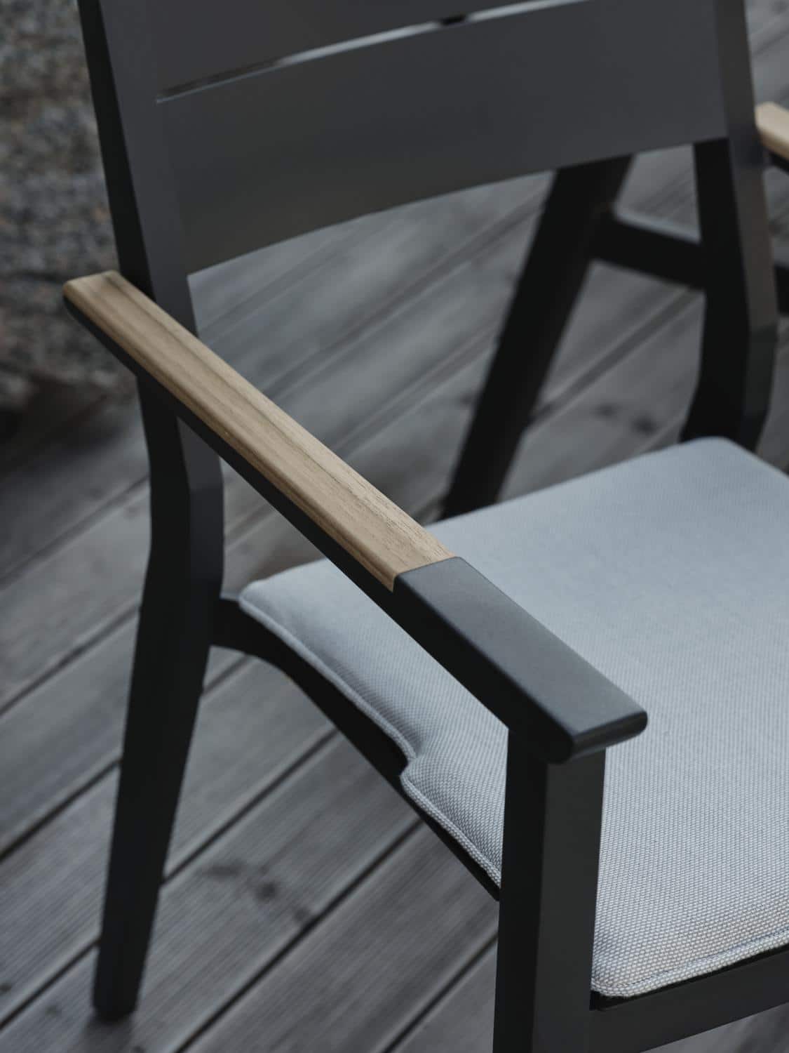 Brafab Chios Karmstol svart är en stapelbar matstol i aluminium och har formade armstöd med infälld teak. Måttanpassad sittdyna i askfärgad akryl ingår.