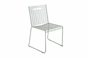 Brafab Sinarp Stol grön är en stapelbar matstol tillverkad av dammigt grönfärgad stål.